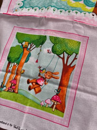 Tela infantil con árbol, búho y casa de pájaros.