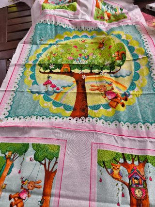 Tela infantil con árbol, búho y casa de pájaros.