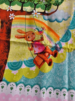 Tela infantil con árbol, búho y casa de pájaros.