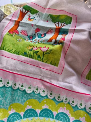 Tela infantil con árbol, búho y casa de pájaros.