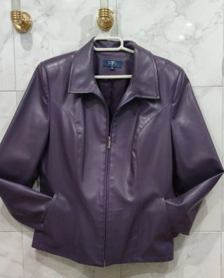 Cazadora efecto piel morada