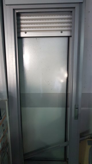 Ventanal fijo aluminio gris con persiana