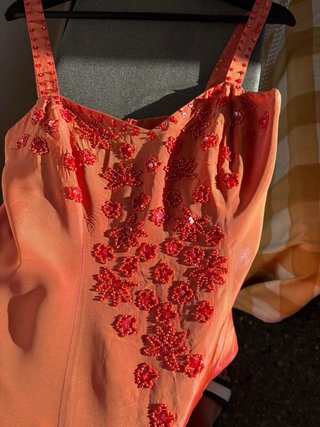 Vestido de fiesta naranja y rosa