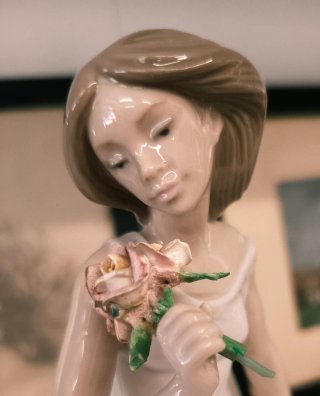 Figura Lladro Niña con Flores