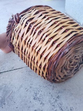 Damajuanas antiguas de cristal forradas en mimbre