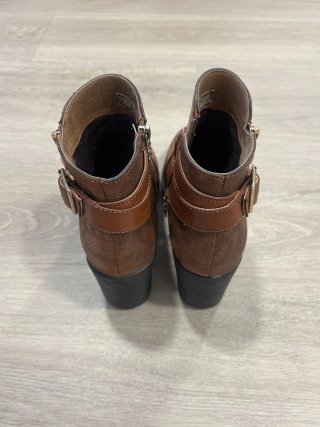 Botines marrones con detalles dorados