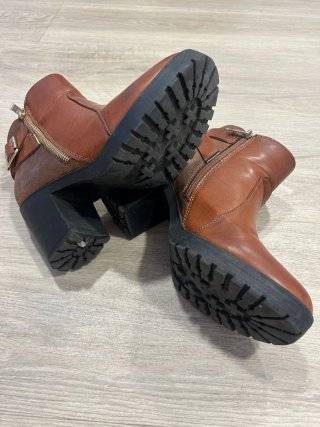 Botines marrones con detalles dorados