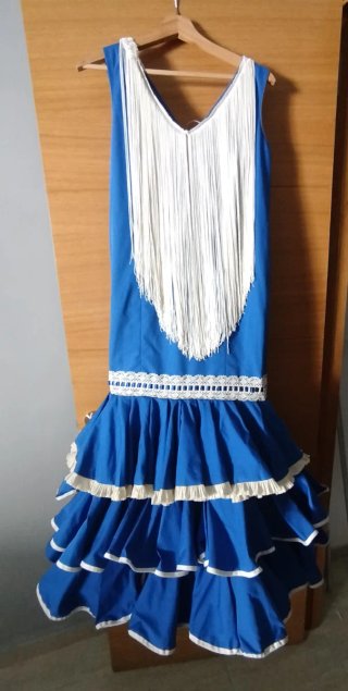 Traje de flamenca azul con flecos