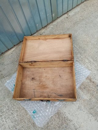 Maleta de madera antigua