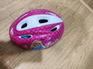 Casco Barbie bici/patinaje infantil ajustable.