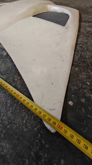 Capó con relieve y rejillas