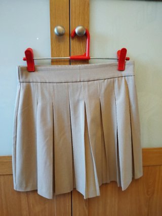 Falda de tablas beige