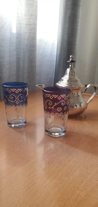 Tetera Marroquí y Vasos Morados