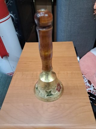 Campana de latón con mango de madera