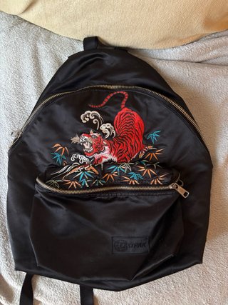Mochila Eastpak Negra Bordado Tigre