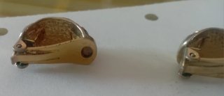 Pendientes plateados con rayas negras