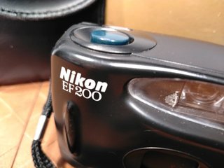 Nikon EF200 Point & Shoot con Caja y Funda
