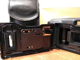 Nikon EF200 Point & Shoot con Caja y Funda