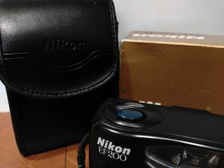 Nikon EF200 Point & Shoot con Caja y Funda