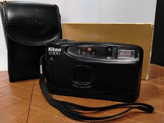 Nikon EF200 Point & Shoot con Caja y Funda