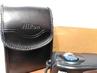 Nikon EF200 Point & Shoot con Caja y Funda