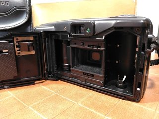 Nikon EF200 Point & Shoot con Caja y Funda