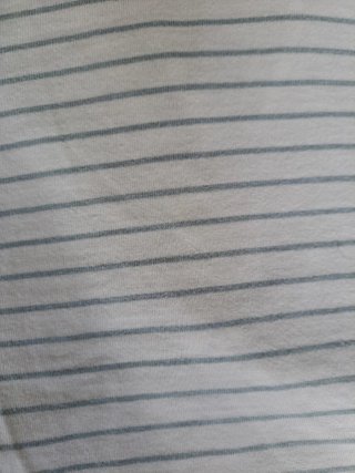 Camiseta de rayas gris y blanca