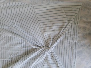 Camiseta de rayas gris y blanca