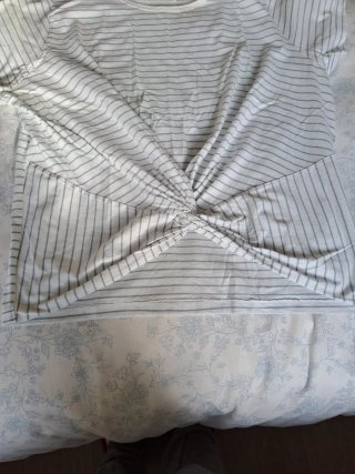 Camiseta de rayas gris y blanca