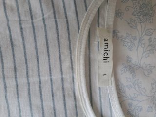 Camiseta de rayas gris y blanca