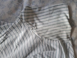 Camiseta de rayas gris y blanca