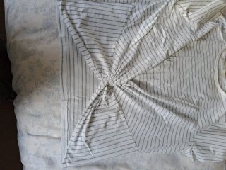 Camiseta de rayas gris y blanca