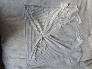 Camiseta de rayas gris y blanca