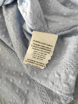 Purificación García camisa bordada
