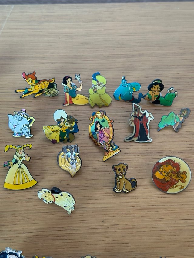 Lote Pines Disney y Animación Retro