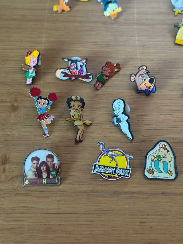 Lote Pines Disney y Animación Retro
