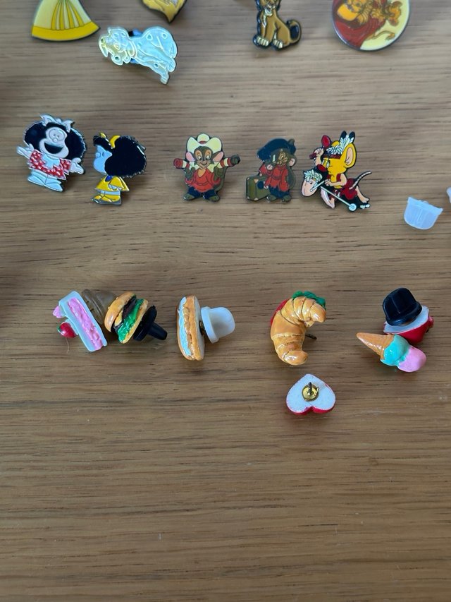 Lote Pines Disney y Animación Retro