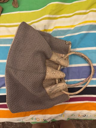 Bolso estampado serpiente y rafia
