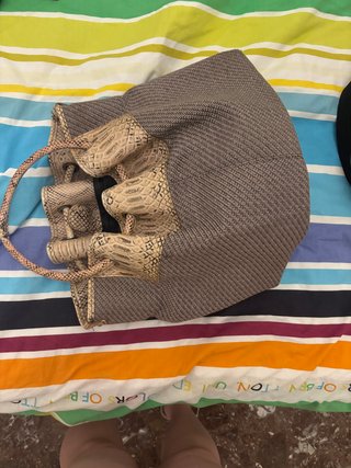 Bolso estampado serpiente y rafia