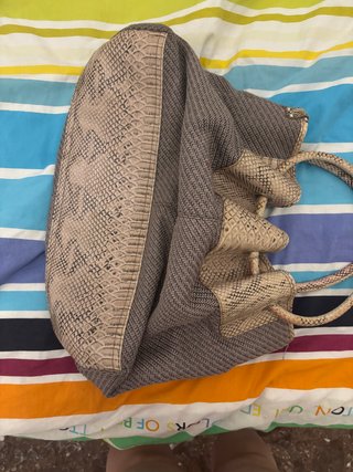 Bolso estampado serpiente y rafia