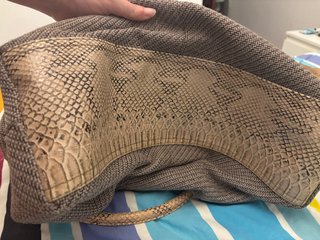Bolso estampado serpiente y rafia