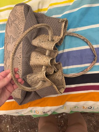 Bolso estampado serpiente y rafia