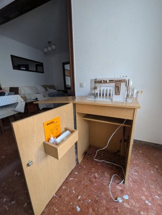 Máquina de coser Sigma con mueble