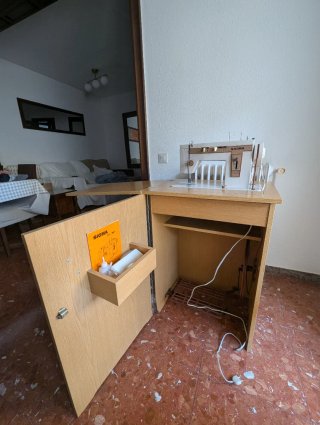 Máquina de coser Sigma con mueble