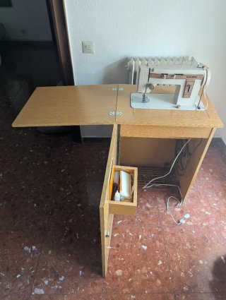 Máquina de coser Sigma con mueble
