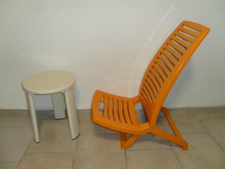 LOTE DE SILLA PLAYERA Y TABURETE POR 10 €