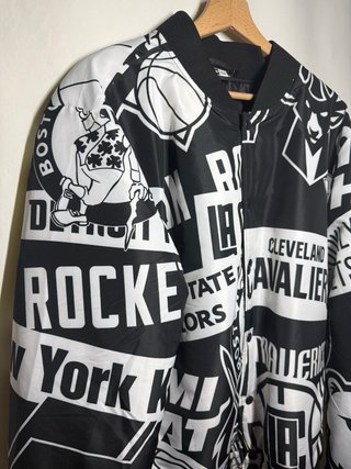 Chaqueta New Era NBA All-Over Print