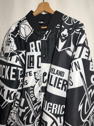 Chaqueta New Era NBA All-Over Print