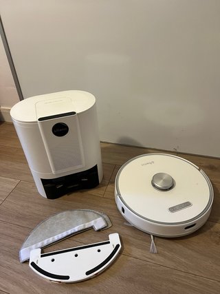 Robot aspirador con base de carga