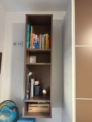 Estantería de pared marrón